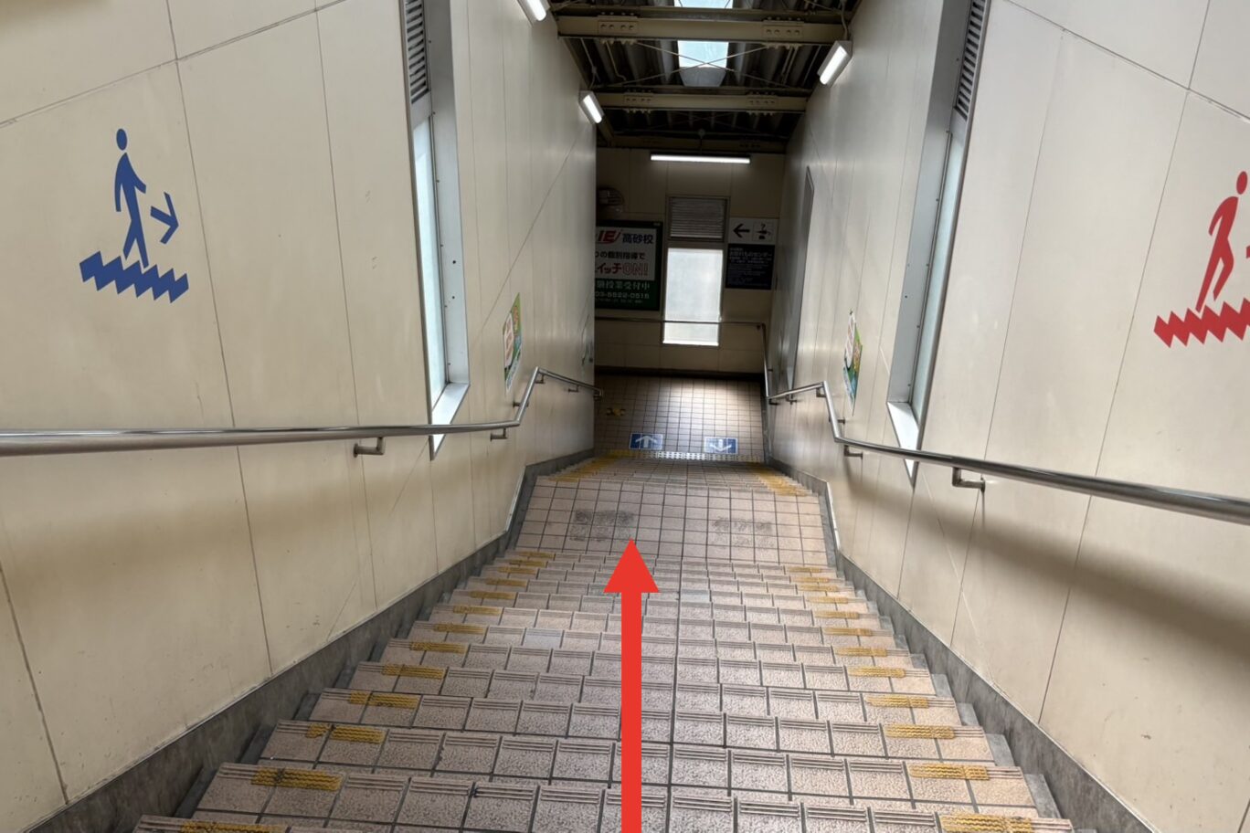 南口の階段