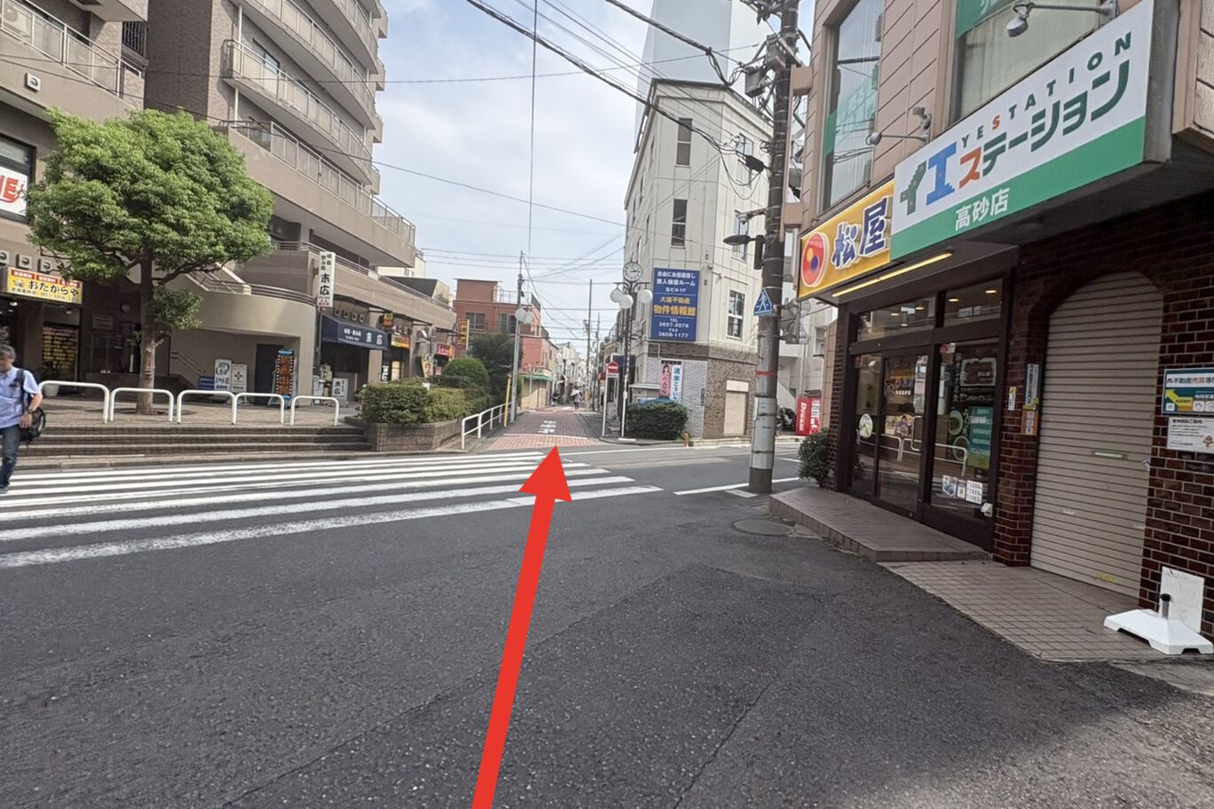 横断歩道を渡って直進する道順