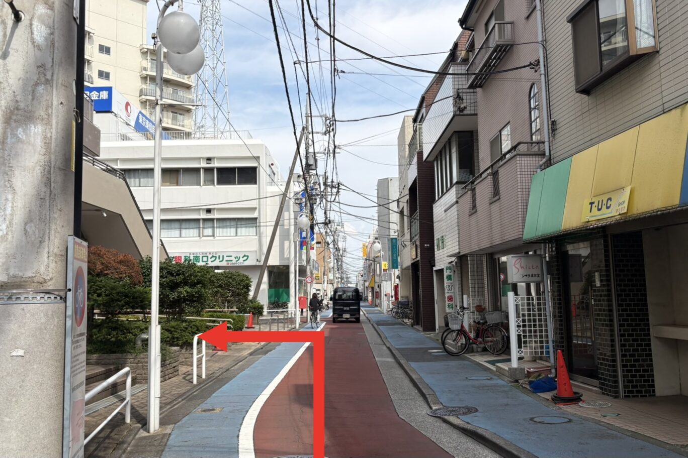 最初の道を左折する道順